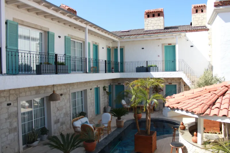 Avlu Alaçatı butik otel