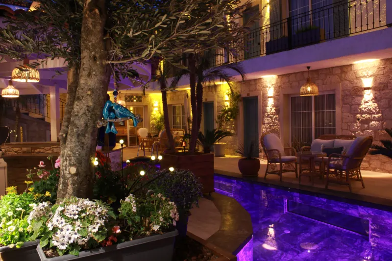 Avlu Alaçatı butik otel